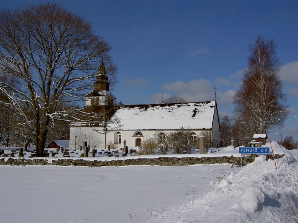 Femsjö kyrka i vinterskrud